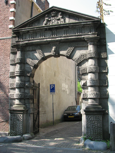 817652 Gezicht op de monumentale Hofpoort tussen de panden Nieuwegracht 5 en 11 te Utrecht.